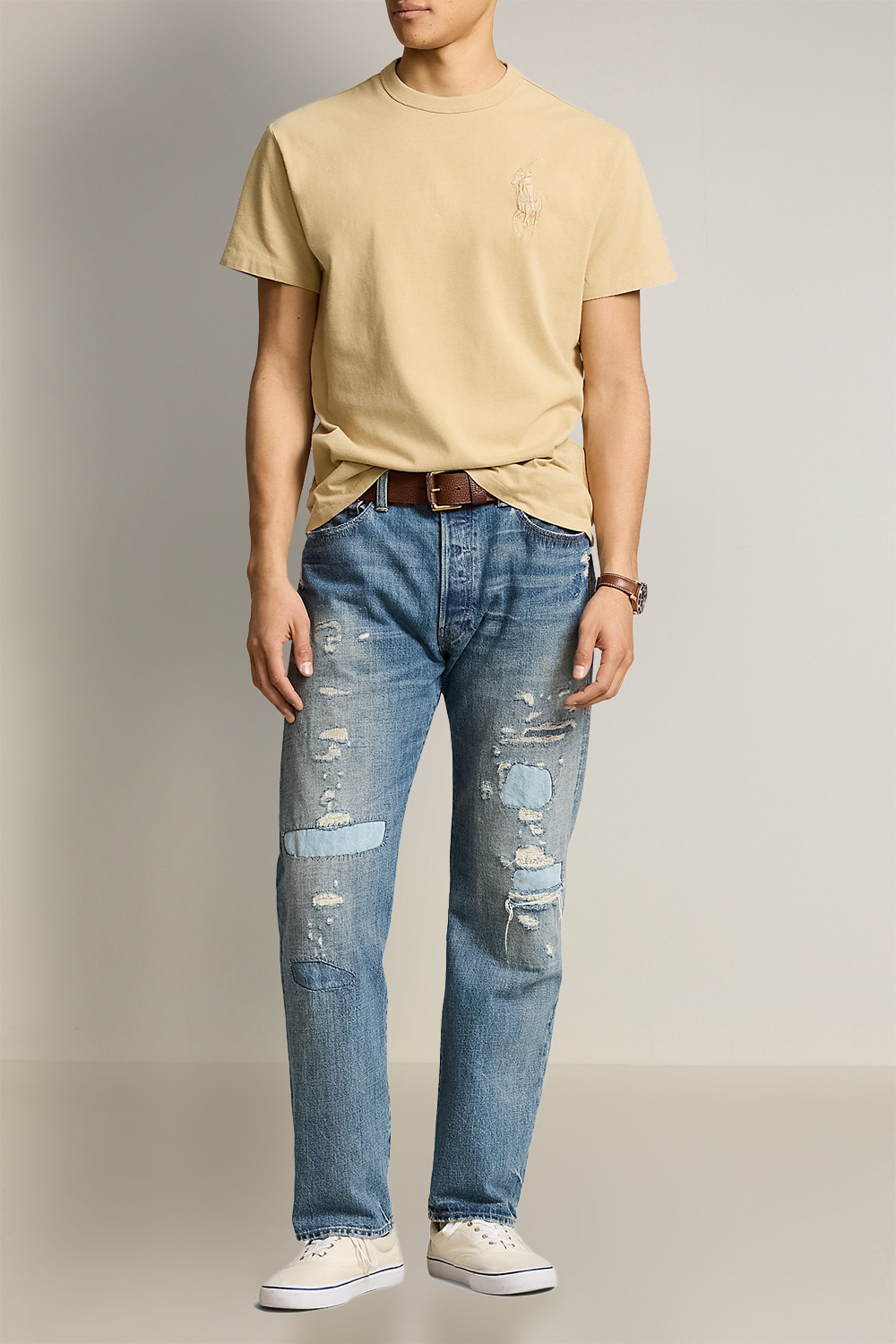 תמונת כל הלוק של חולצת טי